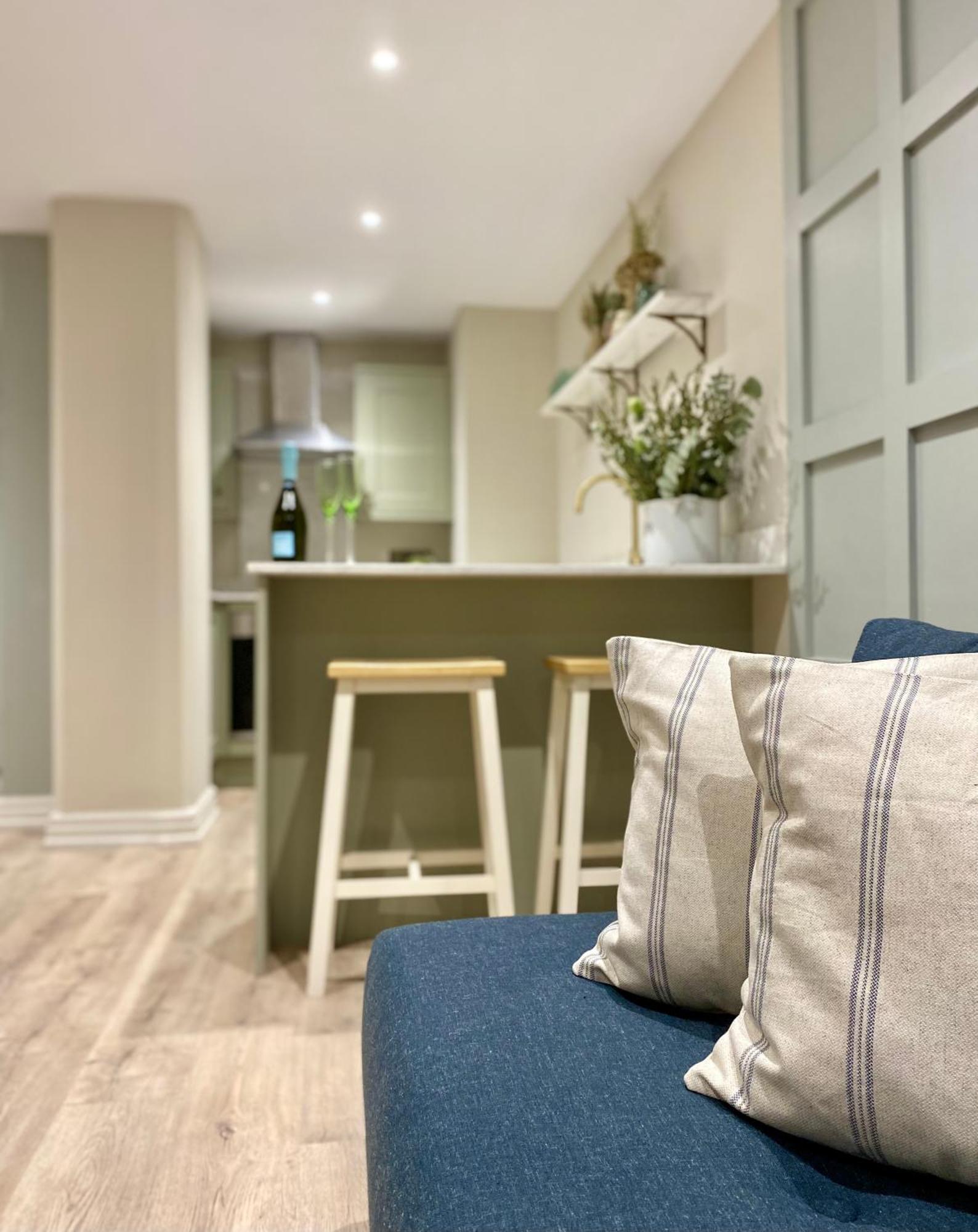 Victoria Bar Walls By Chateau Anna, Central York - Free Parking Экстерьер фото