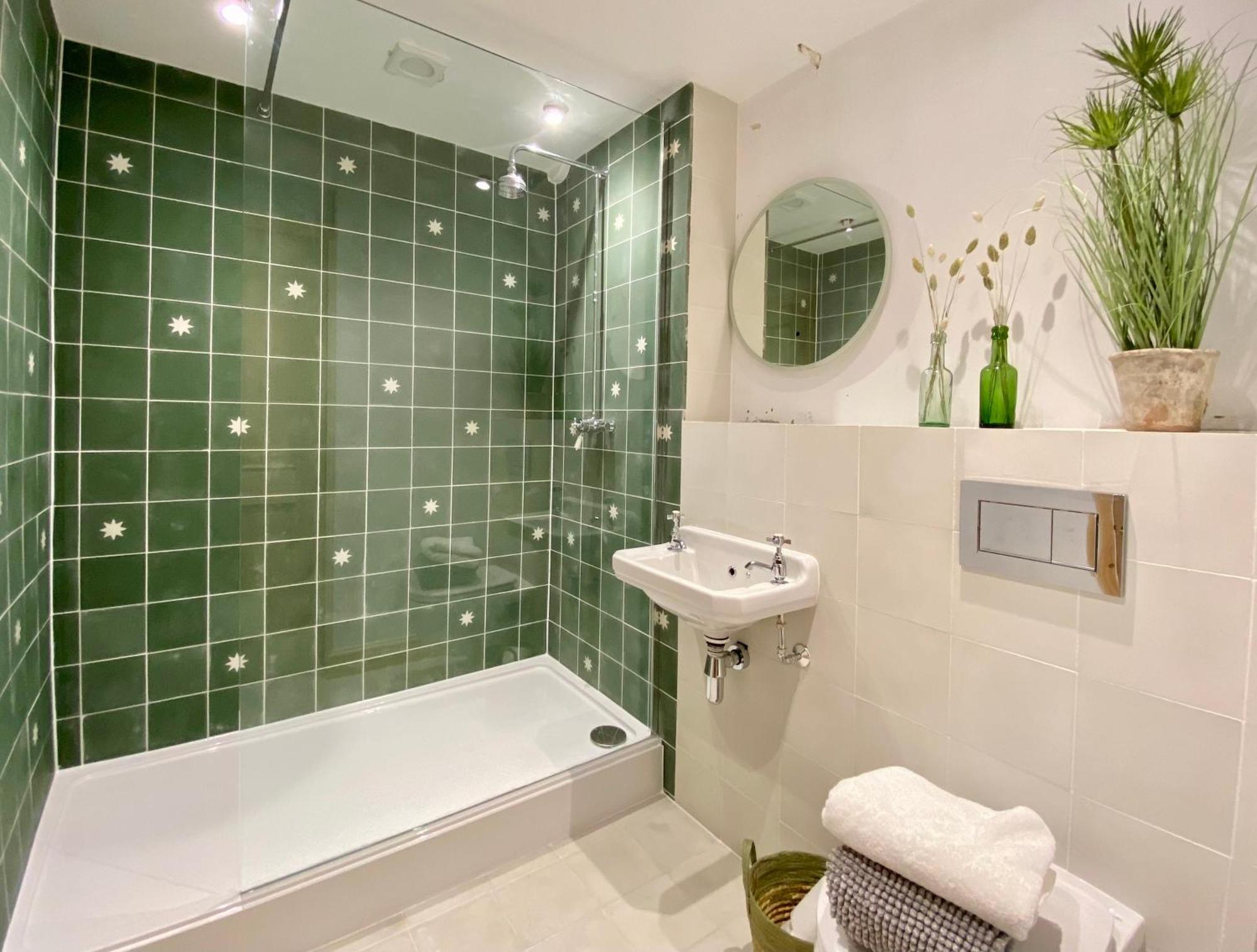 Victoria Bar Walls By Chateau Anna, Central York - Free Parking Экстерьер фото